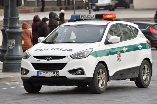 Politieauto geparkeerd in de oude binnenstad van Vilnius — Stockfoto