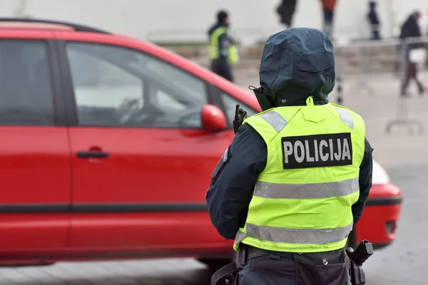 Polis memuru yönetme trafik — Stok fotoğraf