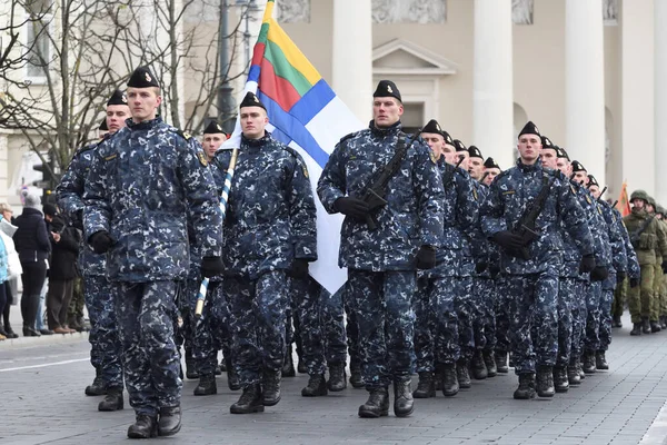 Soldados em desfile militar — Fotografia de Stock