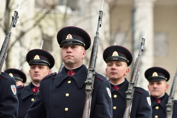 Soldats en parade militaire — Photo