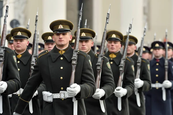 Soldados en desfile militar — Foto de Stock