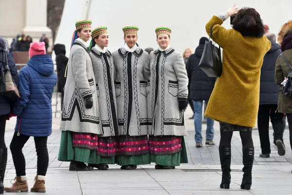 Pessoas vestindo trajes históricos nacionais em Vilnius — Fotografia de Stock