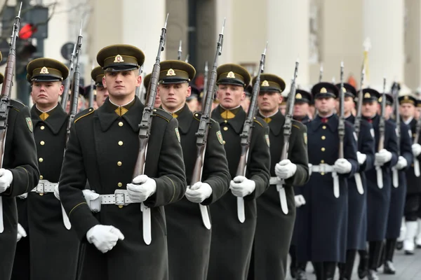 Soldados en desfile militar — Foto de Stock