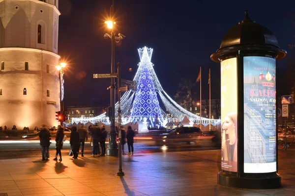 Kerstboom en kerstmarkt in Vilnius — Stockfoto