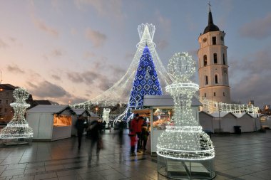 Vilnius 'taki Noel ağacı ve Noel pazarı