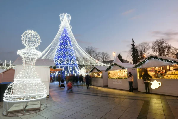 Рождественская елка и Рождественский базар в старом городе Вильнюса — стоковое фото