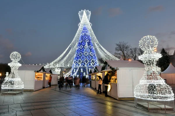 Рождественская елка и Рождественский базар в старом городе Вильнюса — стоковое фото