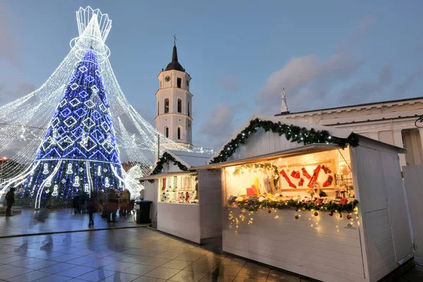 Árbol de Navidad y mercado de Navidad en el casco antiguo de Vilna —  Fotos de Stock