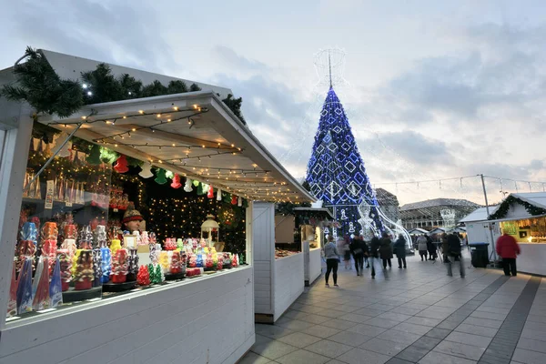 Рождественская елка и Рождественский рынок в Вильнюсе — стоковое фото