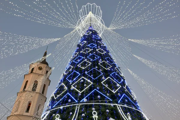 Kerstboom in Vilnius oude stad — Stockfoto