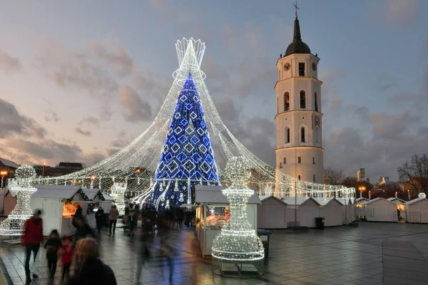 Kerstboom en kerstmarkt in Vilnius — Stockfoto