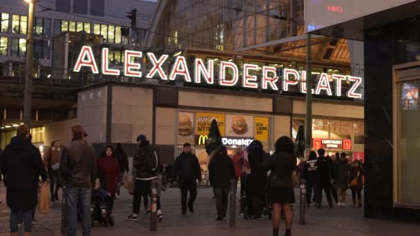 Berlín Diciembre Personas Identificadas Cruzan Alexanderplatz Diciembre 2019 Berlín Alemania — Vídeos de Stock