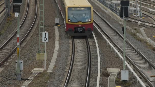 Berlín Prosince Vlak Projíždí Kolem Železnici Berlíně Prosince 2019 Berlíně — Stock video