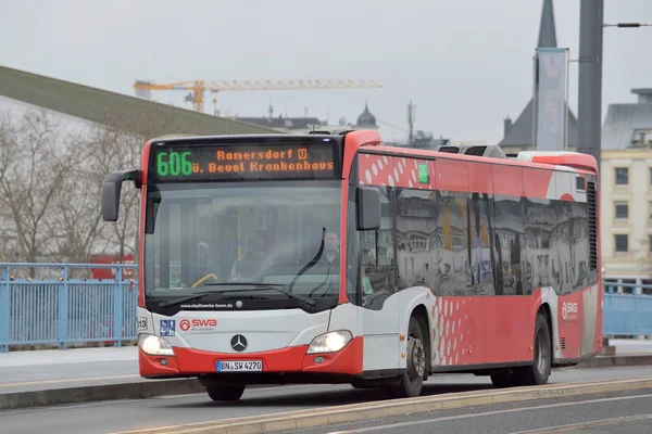 Bonn Caddesi 'ndeki halk otobüsü. — Stok fotoğraf