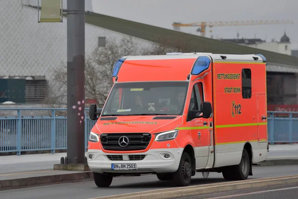 Carro de ambulância na rua de Bonn — Fotografia de Stock