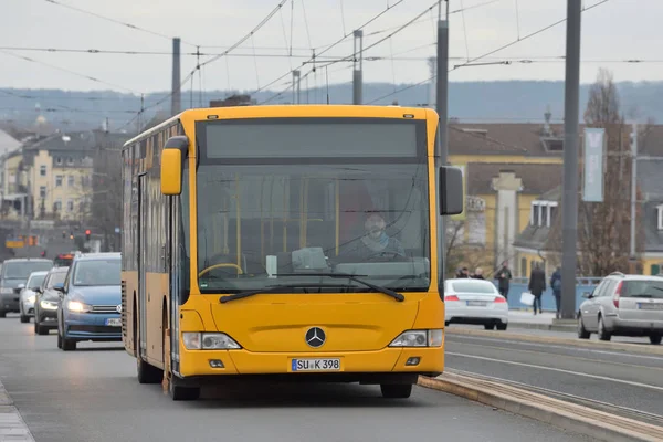 Ônibus público na rua de Bonn — Fotografia de Stock