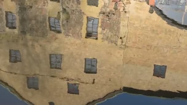Αντανάκλαση Των Κτιρίων Στην Κυματοειδή Επιφάνεια Του Νερού — Αρχείο Βίντεο