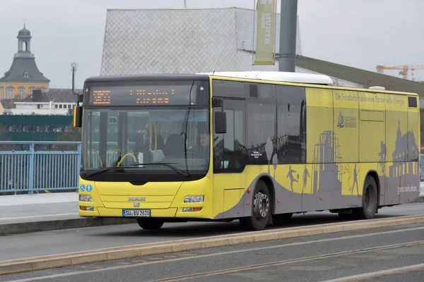 Allmän buss på gatan i Bonn — Stockfoto