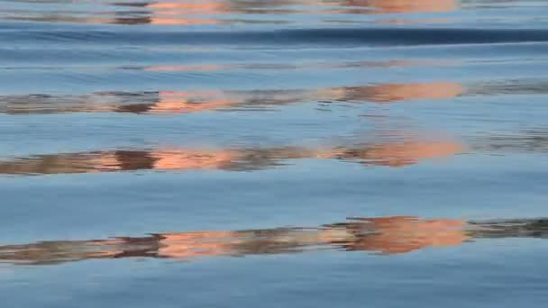 Superficie Del Agua Vista Cerca Superficie Reflectante Del Agua Con — Vídeos de Stock