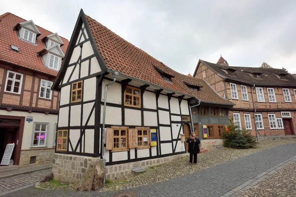 Średniowieczne uliczki z domami z muru pruskiego w Quedlinburgu — Zdjęcie stockowe