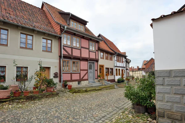 Mittelalterliche Gassen mit Fachwerkhäusern von Quedlinburg — Stockfoto