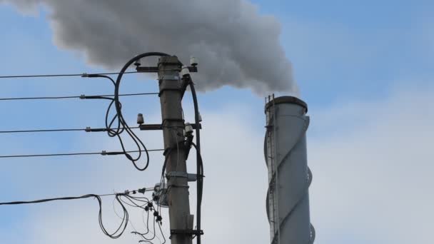 Industrielle Schornsteinfabrik Mit Seiner Weißen Rauchsäule Und Stromsäule Nahaufnahme — Stockvideo