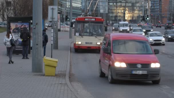 1月16日ヴィリニュス市内中心部の公共交通機関2020年1月16日リトアニアのヴィリニュス — ストック動画