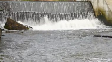 Baraj suyu akışı, yüzey akışı, küçük su deposunda akan su, kırsal su tutma barajı, su sıçraması.