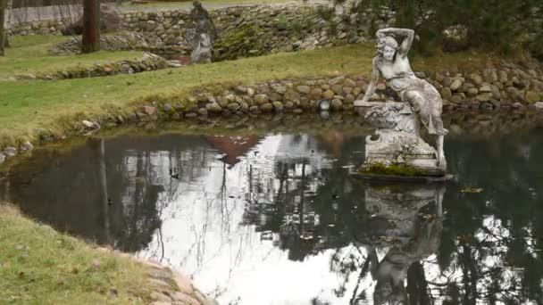 Vackra Antika Skulpturer Offentlig Park Europeisk Stad Reflektion Vattnet — Stockvideo