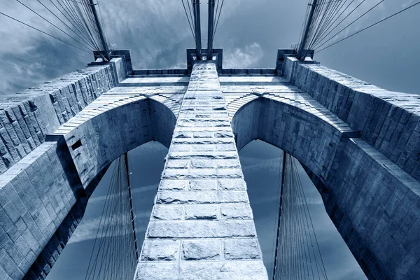 布鲁克林大桥，纽约，黑白蓝色调 — 图库照片