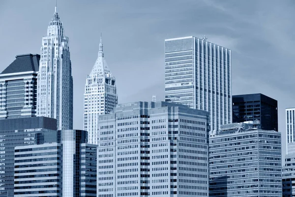 Edificios de oficinas de negocios modernos Negro y blanco azul tonificado — Foto de Stock