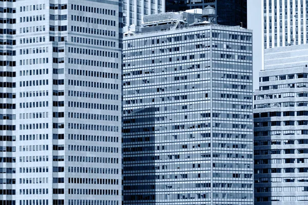 Edifícios modernos do escritório do negócio, preto e azul branco tonificados — Fotografia de Stock