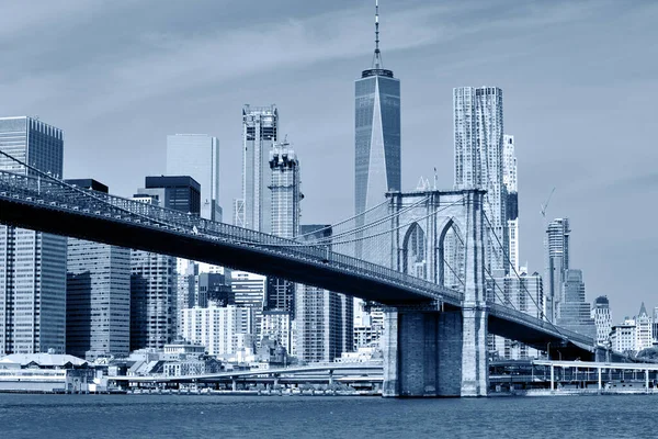 Brooklyn Bridge, fekete-fehér kék tónusú — Stock Fotó