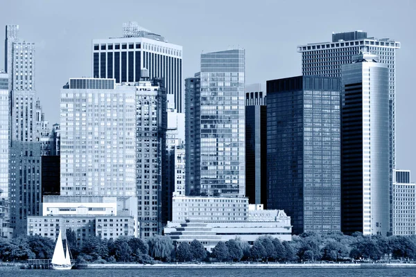 Manhattan Skyline au-dessus de la rivière Hudson, tons noir et blanc bleu — Photo