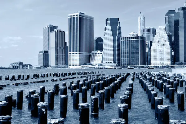 Νέα Υόρκη, Manhattan Skyline, μαύρο και άσπρο μπλε τονισμένο — Φωτογραφία Αρχείου