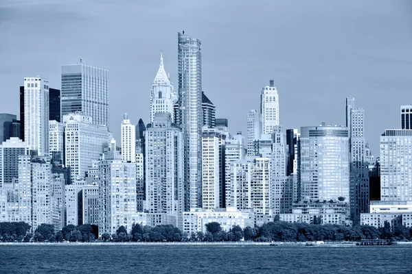 Manhattan Skyline Hudson folyó felett, fekete-fehér kék tónusú — Stock Fotó