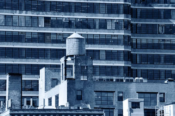 Torre de água no telhado de um edifício, tom azul preto e branco — Fotografia de Stock