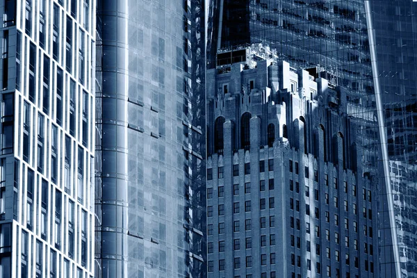 Edifícios de escritórios Refletindo, preto e branco imagem tonificada azul — Fotografia de Stock