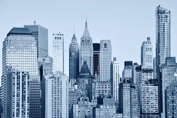 Manhattan Skyline, Ciudad de Nueva York, Azul blanco y negro tonificado ima — Foto de Stock