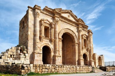 Hadrian Kemeri, M.S. 129 'da Ürdün' ün arkeoloji şehri Jerash 'ta İmparator Hadrian' ın ziyareti için inşa edilen zafer kemeri.