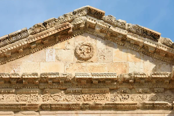 Hadrian Kemeri 'nin ayrıntıları, M.S. 129' da Ürdün 'ün arkeoloji şehri Jerash' ta İmparator Hadrian 'ın ziyareti için inşa edilen zafer kemeri.