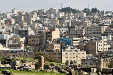 Jerash, Ürdün - 15 Şubat 2020. Ürdün 'ün Jarash kentindeki yerleşim alanlarına bakın.