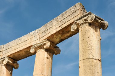 Ürdün 'ün Jerash kentindeki harabe Greko-Roma şehri Gerasa sütunları