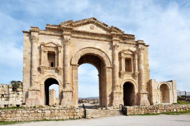 Hadrian Kemeri, M.S. 129 'da Ürdün' ün arkeoloji şehri Jerash 'ta İmparator Hadrian' ın ziyareti için inşa edilen zafer kemeri.