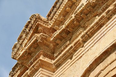 Hadrian Kemeri 'nin ayrıntıları, M.S. 129' da Ürdün 'ün arkeoloji şehri Jerash' ta İmparator Hadrian 'ın ziyareti için inşa edilen zafer kemeri.
