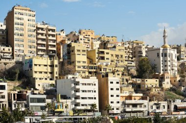 Amman, Jordan - 16 Şubat 2020. Ürdün 'ün Amman kentindeki yerleşim alanlarına bakın. Amman Ürdün 'ün başkenti ve en büyük şehridir..