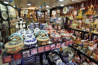 Madaba, Ürdün - 16 Şubat 2020. 16 Şubat 2020 'de Ürdün, Madaba' da hediyelik eşya dükkanı. Madaba, Ürdün 'ün orta kesiminde, Madaba ilinin merkezi kent..