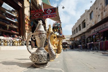 Madaba, Ürdün - 16 Şubat 2020. 16 Şubat 2020 'de Madaba, Ürdün' de hediyelik eşyalar. Madaba, Ürdün 'ün orta kesiminde, Madaba ilinin merkezi kent..