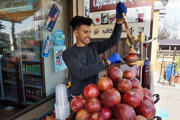 Madaba Jordan February 2020 Unidentified People Trade Pomegranate Juice Street — Stock Photo, Image