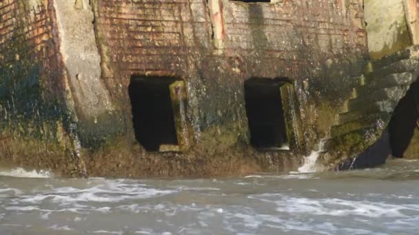 Bunker Sulla Spiaggia Liepaja Rovine Militari Abbandonate Mare Tempestoso Edificio — Video Stock